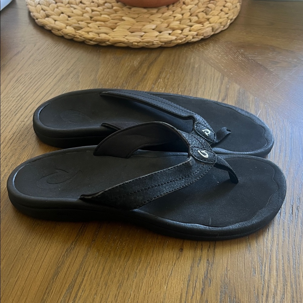 Black Leather-Look Flip Flop Sandals Ohana size 7